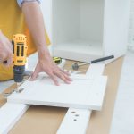 Jakie kroki podjąć w sytuacji, gdy lodówka przestaje schładzać, a pralka przecieka?